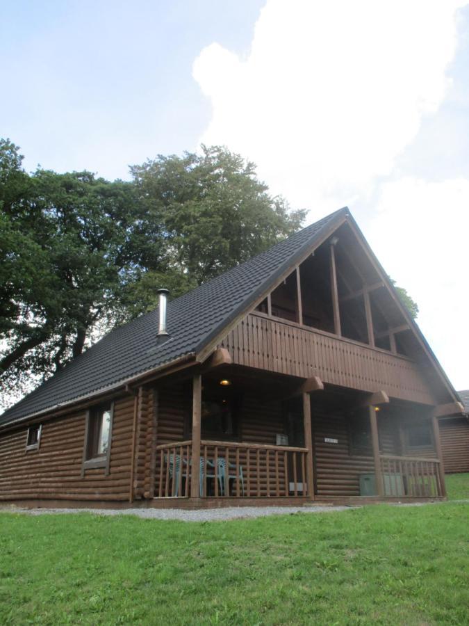 Pantglas Hall Holiday Lodges And Leisure Club Carmarthen Exterior photo